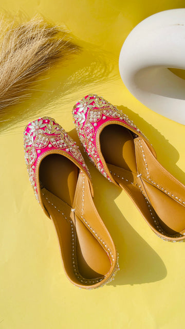 Royal Radiance: Rani Pink Heritage Jutti