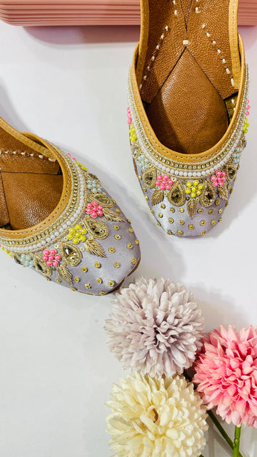 Pearl Glow~Radiant Charm Jutti