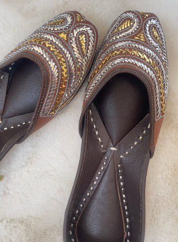 Noore Mukaish Jutti ~ A luminous blend of silver grace and golden charm