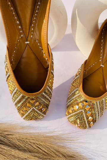 Nazaqat Jutti ~ Golden Elegance for Every Occasion